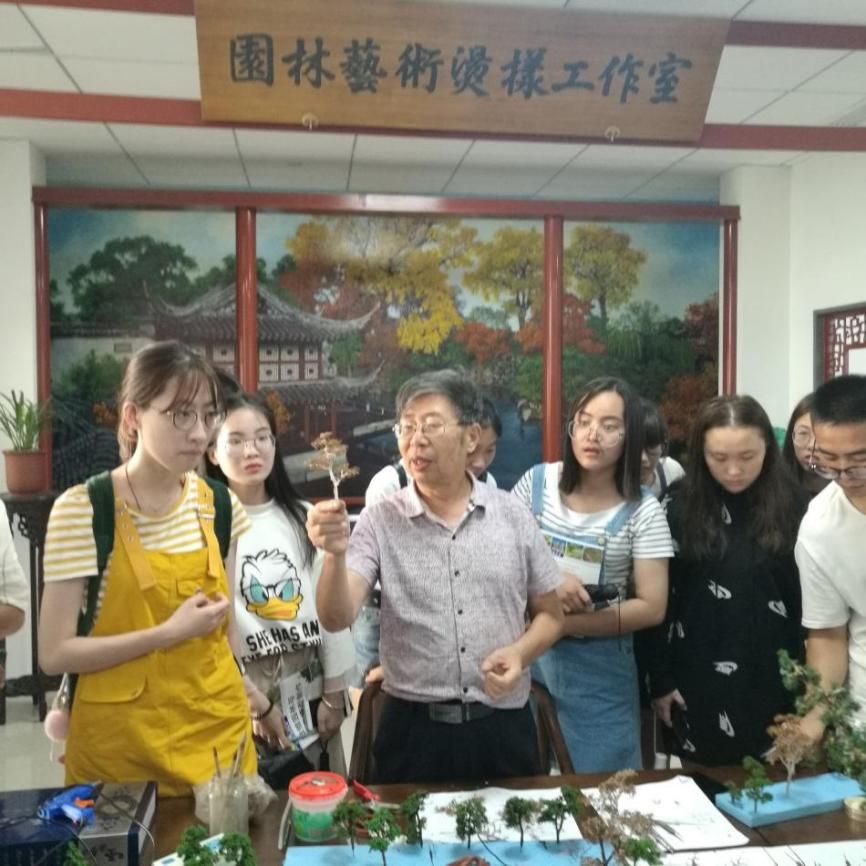 郑可俊大师给2016级园林技术专业学生讲授模型制作课程 郑可俊大师给2016级园林技术专业学生讲授模型制作课程